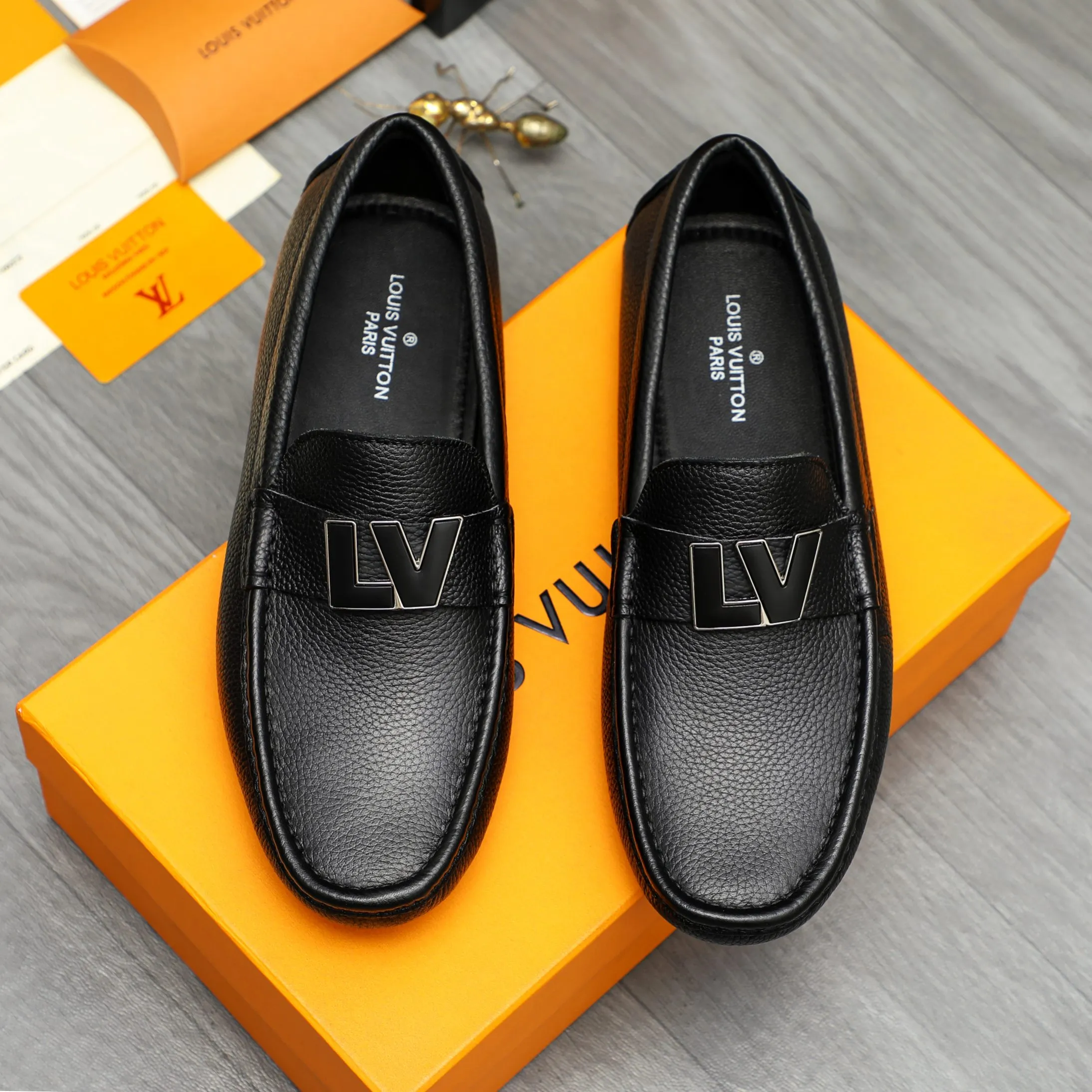 Men's shoes 💰420 Product trademark: LV "Louis Vuitton" casual slip-on shoes Regular size: 38-46 (45.46 custom-made, non-returnable) Product materials: Selected pebbled cowhide upper, sheepskin lining, original rubber outsole